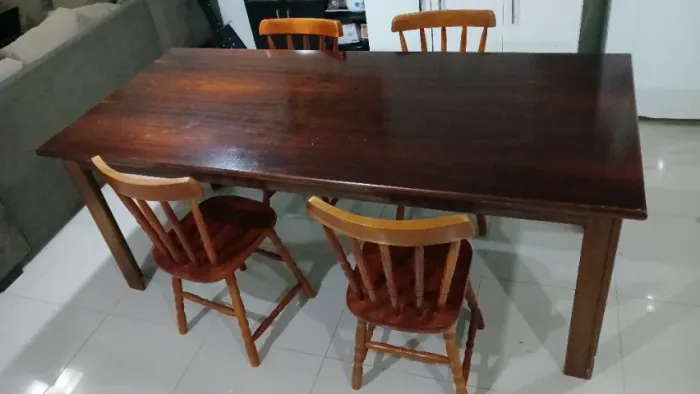 Mesa grande para área de festas ou cozinha com 4 cadeiras. Bem funcional e em ótimo estado