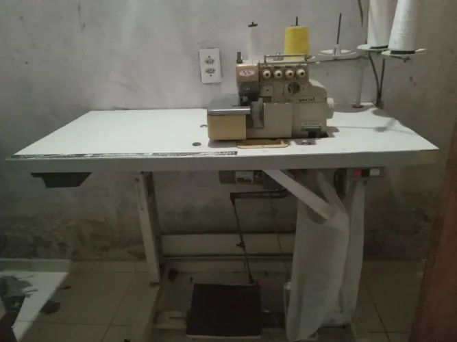 Máquina de costura . Cadeia, preço a negociar.