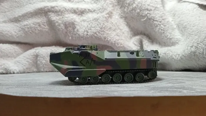 BLINDADO DE COMBATE E TRANSPORTE ANFÍBIO - EM METAL- ESC. 1/72.