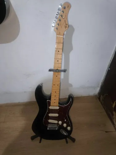Guitarra Tagima TG530 Stratocaster + Amplificador Mackintec