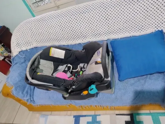 Bebe conforto Cosco com base e lote roupas menino
