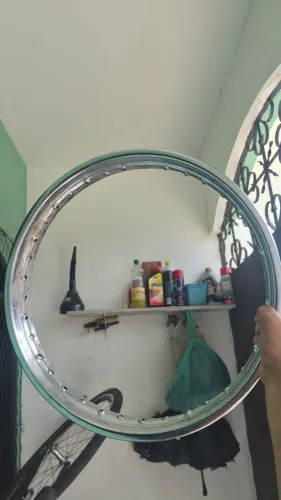 *Roda dianteira original Bros 160 só o aro (aro 19) em perfeito estado.*