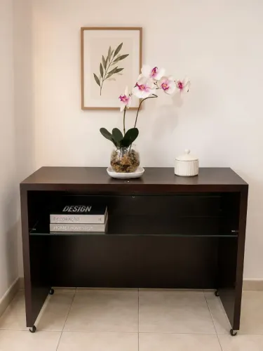 Aparador / Mesa de Apoio com Prateleira de Vidro - Excelente Estado