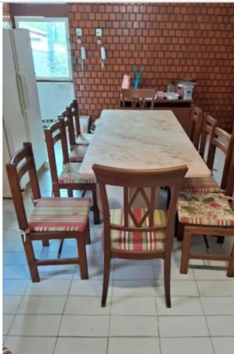 Mesa com quatorze cadeiras em mármore Bahia
