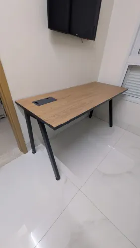 Mesa de escritório 1,50m x 60cm com calha organizadora