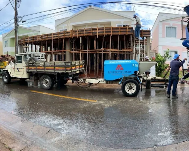 Bomba de Concreto Putzmeister P30 + Toyota Bandeirante - Conjunto Completo