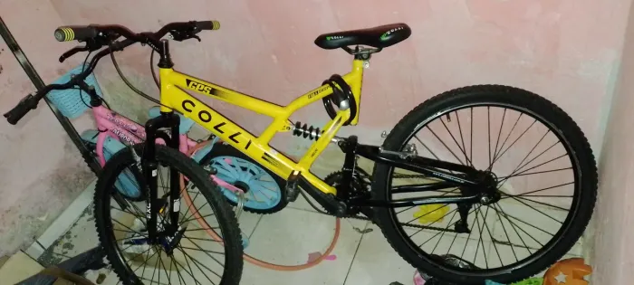 Uma bicicleta semi nova