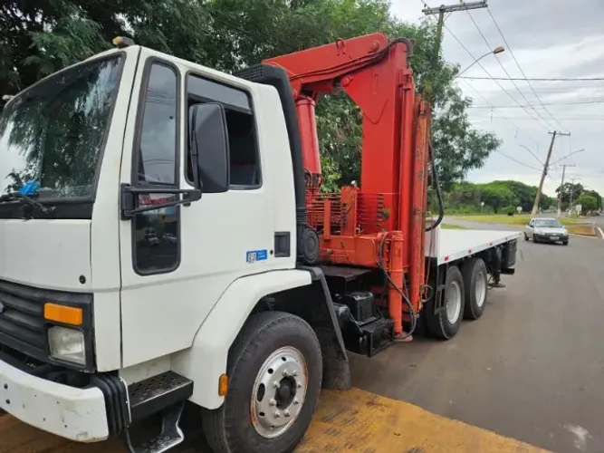 Caminhão Ford cargo 1215 ano 93 Com munck - PHD 45.7