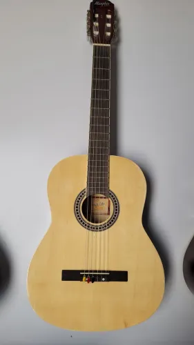Violão da marca Memphis acústico com cordas em Nylon.