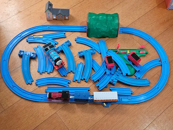 Conjunto Pista Plarail Thomas e Amigos TOMY - Trilhos, Locomotivas e Acessórios