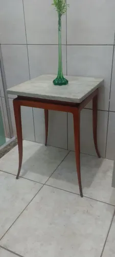 Mesinha de canto antiga. Em mármore 