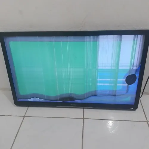 Vendo uma TV 32 para retirada de peças, valor 100,00