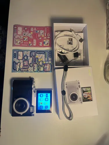 Câmera Digital Compacta Retrô Y2K LK-007 + Kit Completo Com Adesivos;