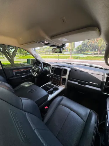 Ram Classic Laramie Night Edition 5.7 V8 16V Gasolina 4X4 Aut. 2022