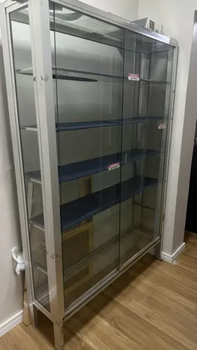 ? VENDO VITRINE DE VIDRO COM ESTRUTURA DE ALUMÍNIO