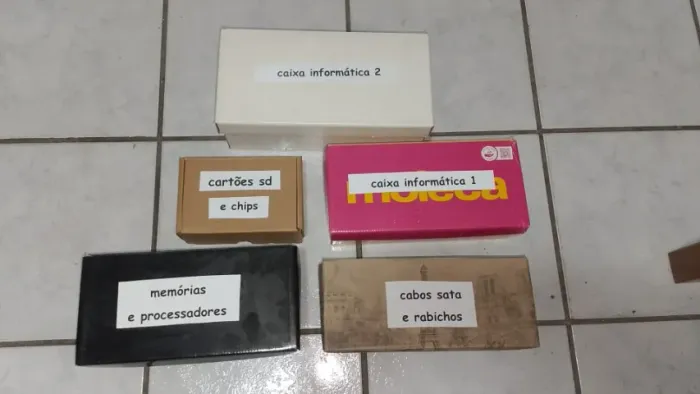 caixas de papelão para estoque organização prateleiras depósitos empresas comércio e lojas