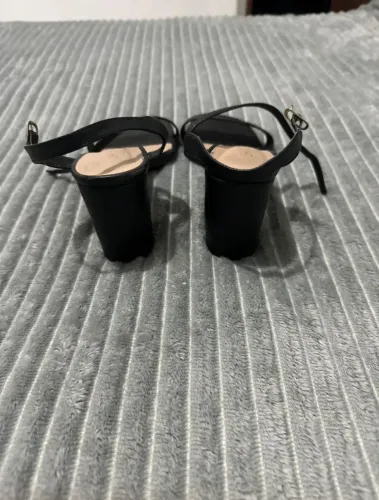 Sapato de salto alto preto