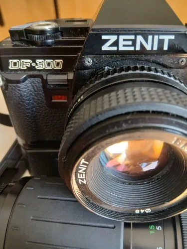 Câmera Zenit DF300 em ótimo estado com duas lentes. Item de Colecionador. 
