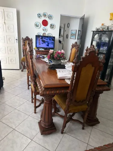 Mesa com 8 cadeiras e móvel aparador