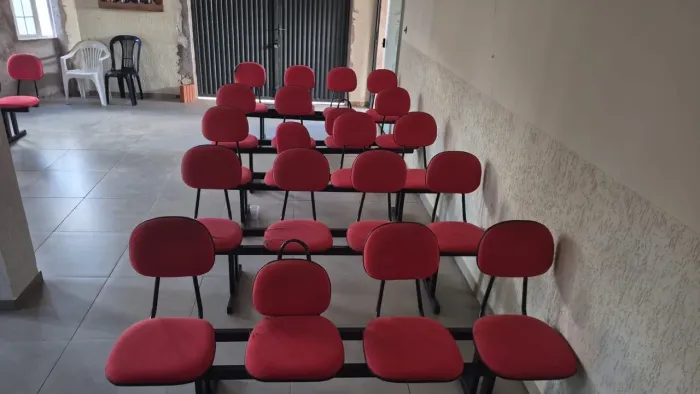 12 Longarinas com Estofado Vermelho de 4 lugares cada 