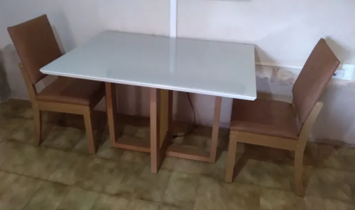 MESA DE JANTAR COM 4 CADEIRAS HENN NATALI - TAMPO DE VIDRO<br>