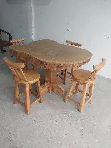 Mesa rústica de 4 cadeiras