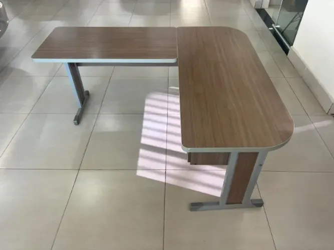 Mesa de Escritório em L com Gaveteiro - Moderna, Resistente e Espaçosa