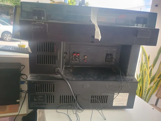 Som 3 em 1 funcionando toca disco , rádio,tape deck não sei dizer,sem caixas de som