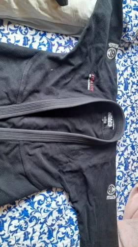 Kimono Brasil kombat em perfeito estado no precinho tamanho A2, acompanha faixa branca
