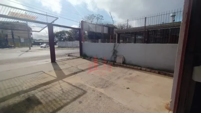 Pavilhão de 150m² na Av. Rio Grande do Sul com entrada para caminhões e vagas frontais