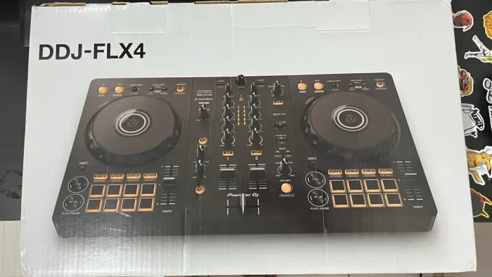 DDJ FLX4 - MENOS DE 7 MESES DE USO