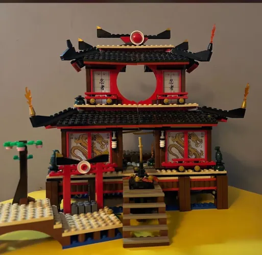 Templo completo minifigura ninja vermelho so tenho a parte de baixo