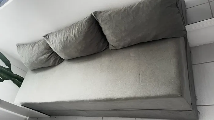 Sofá puff cinza 175x60cm com 3 almofadas