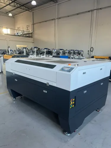 Máquina Laser CO2: corte e gravação