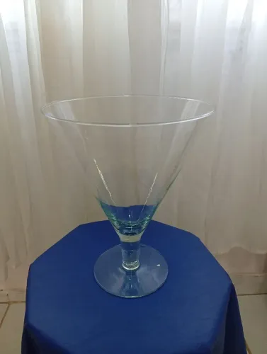 Vendo bomboniere estilo tarção, mede 26cm de altura e 21cm de diâmetro na boca.