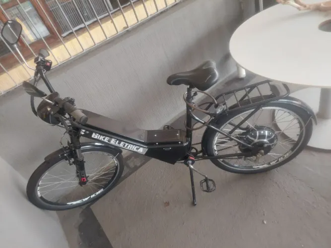 Bike elétrica "DUOS Bikes" acompanha carregador e duas chaves