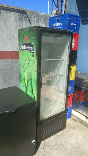 Freezer e expositor Por 2500 reais.