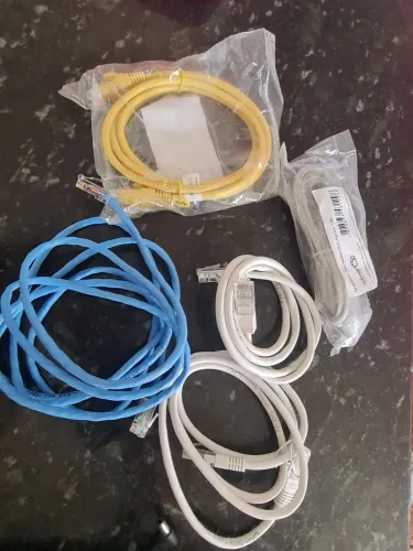 5 cabos de rede Ethernet, geralmente do tipo Cat5e ou Cat6.
