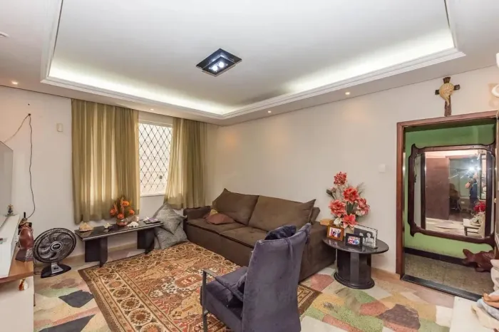 Casa à Venda - João Pinheiro, 5 Quartos, 250 m2