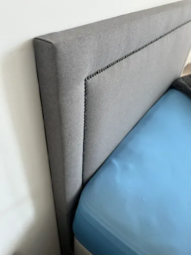 Cabeceira de cama casal com tachas