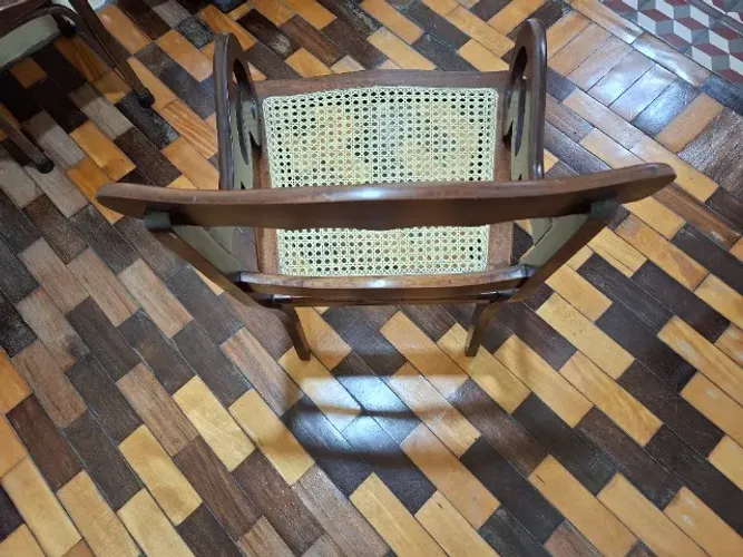 Vende-se uma linda cadeira de palha modelo antigo em perfeito estado.