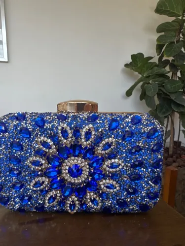Clutch azul bordada com pedraria