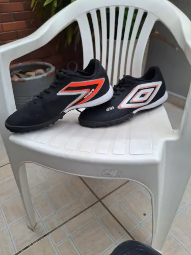 Chuteira Society Umbro Astro Club Unissex - Preto+Branco