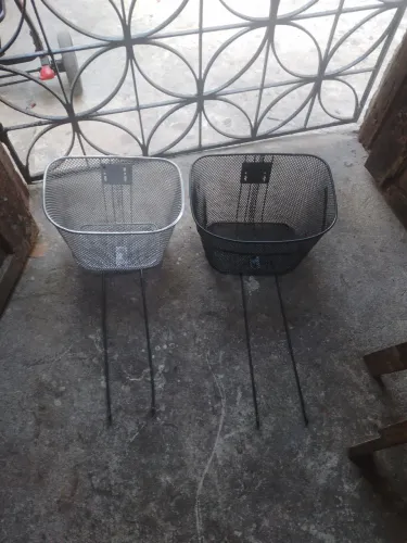 Duas cestinha para bicicleta zerada