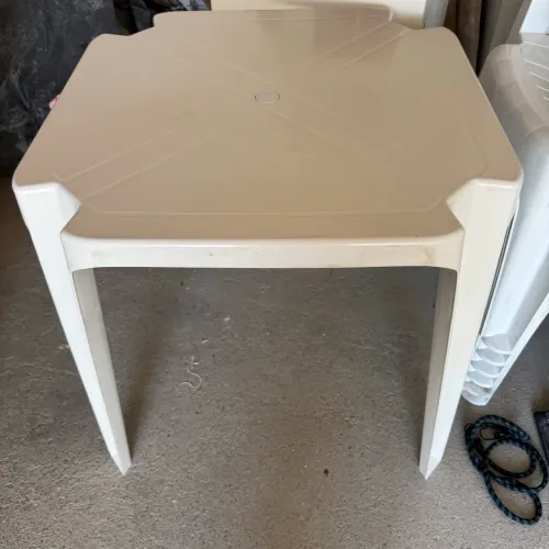 Mesa e 6 cadeiras plásticas