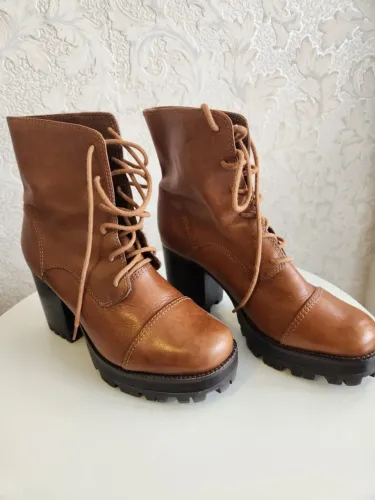 Bota em couro Schutz salto tratorado TAM 37