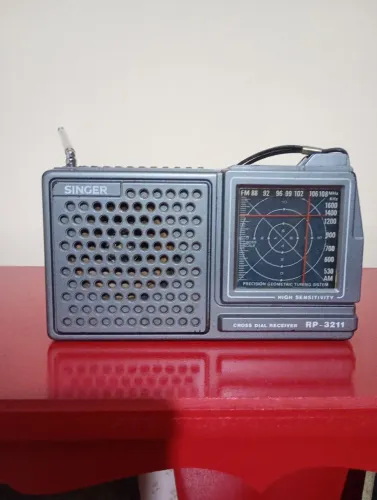 Vendo rádio AM e FM portátil, Singer.