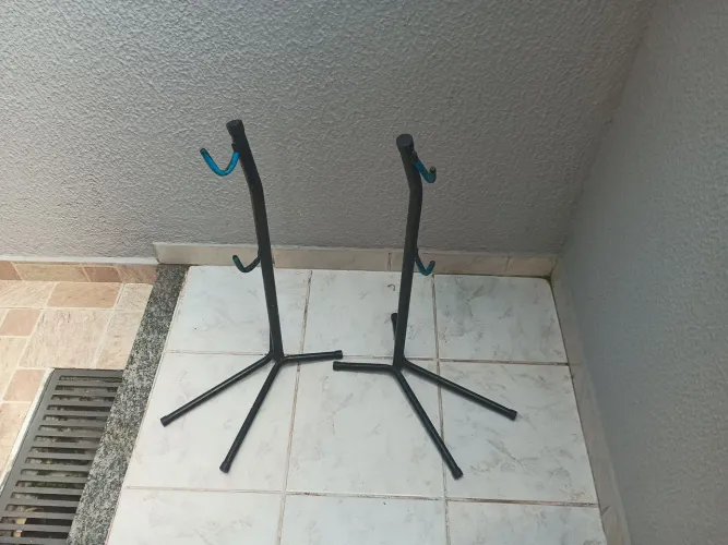 Vendo dois suportes para bicicleta mais um celim nunca usado
