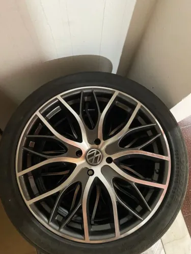 Quero vender jogo de rodas da saveiro CROSS com pneus meia Vida 225/40/18 