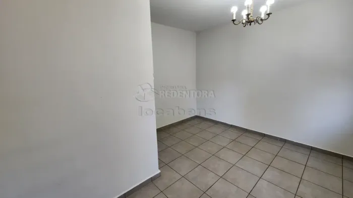 Centro - Casa com 04 dormitórios sendo 03 com armários e 01 suíte com closet